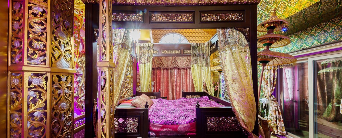 Indian Palace — An exotic room with a spa