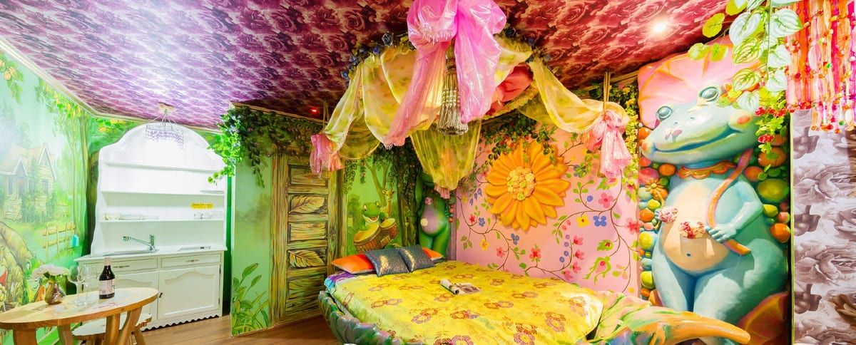 Keroro's Day — A green jungle room with a spa